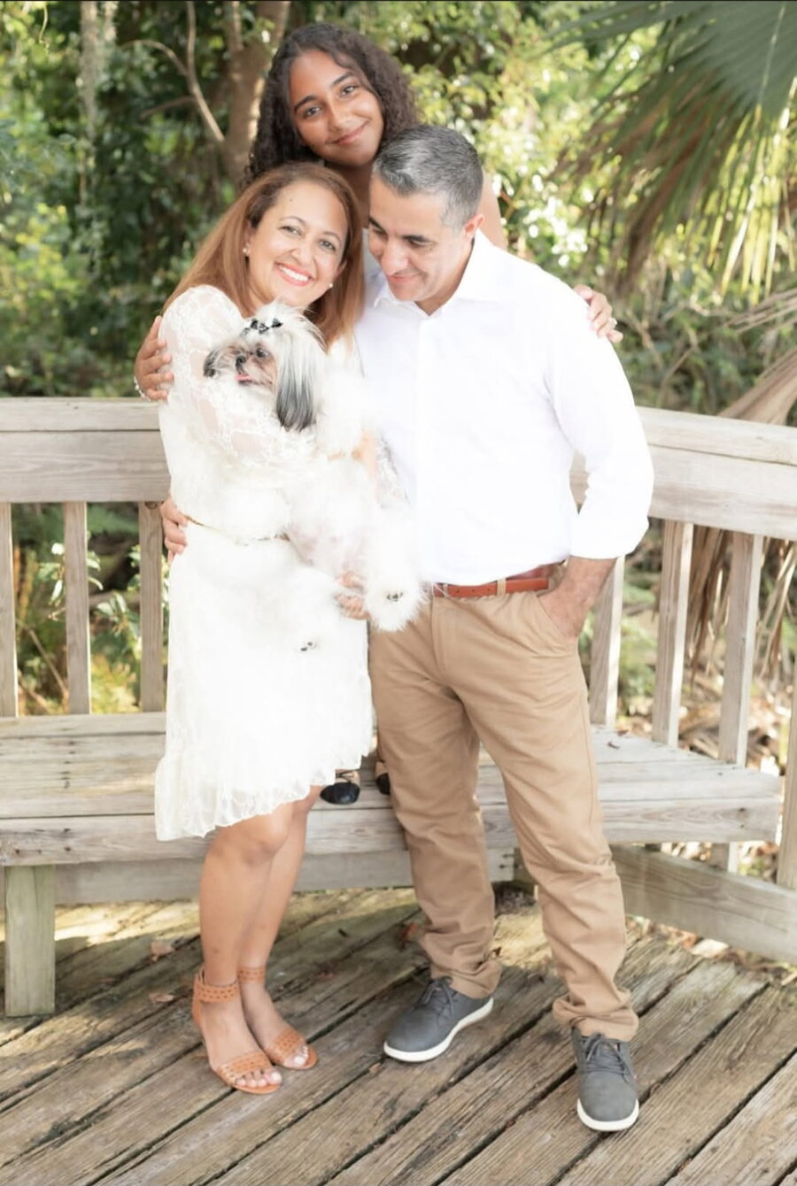 Anna y Floriano de Elegant Pet Mobile Spa con su familia y una Shih Tzu